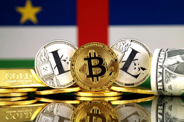 Bitcoin, Litecoin, altın, bize dolar ve Orta Afrika Cumhuriyeti bayrağı fiziksel sürümü. Cryptocurrency, altın ve dolar yatırımcılar için kavramsal görüntü.