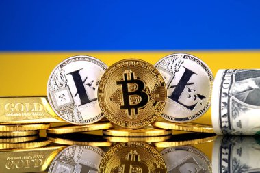 Bitcoin, Litecoin, altın, bize dolar ve Ukrayna bayrağı fiziksel sürümü. Cryptocurrency, altın ve dolar yatırımcılar için kavramsal görüntü.