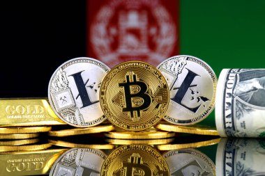 Bitcoin, Litecoin, altın, bize dolar ve Afganistan bayrağı fiziksel sürümü. Cryptocurrency, altın ve dolar yatırımcılar için kavramsal görüntü.