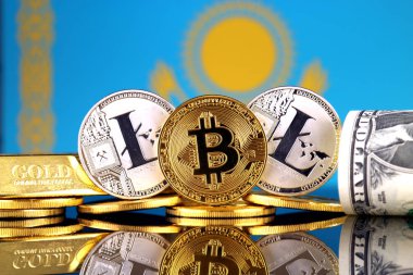 Bitcoin, Litecoin, altın, bize dolar ve Kazakistan bayrağı fiziksel sürümü. Cryptocurrency, altın ve dolar yatırımcılar için kavramsal görüntü.