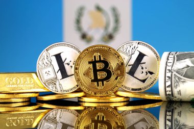 Bitcoin, Litecoin, altın, bize dolar ve Guatemala bayrağı fiziksel sürümü. Cryptocurrency, altın ve dolar yatırımcılar için kavramsal görüntü.