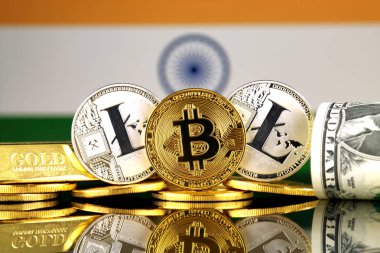 Bitcoin, Litecoin, altın, bize dolar ve Hindistan bayrağı fiziksel sürümü. Cryptocurrency, altın ve dolar yatırımcılar için kavramsal görüntü.