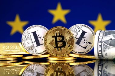 Bitcoin, Litecoin, altın, bize dolar ve Avrupa Birliği bayrağı fiziksel sürümü. Cryptocurrency, altın ve dolar yatırımcılar için kavramsal görüntü.