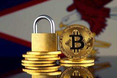 Bitcoin, altın asma kilit ve Kosta Rika bayrağı fiziksel sürümü. Cryptocurrencies, yönetmelikler, kısıtlamaları veya güvenlik, koruma, gizlilik yasaklanması.