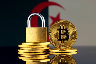 Bitcoin, altın asma kilit ve Cezayir bayrağı fiziksel sürümü. Cryptocurrencies, yönetmelikler, kısıtlamaları veya güvenlik, koruma, gizlilik yasaklanması.