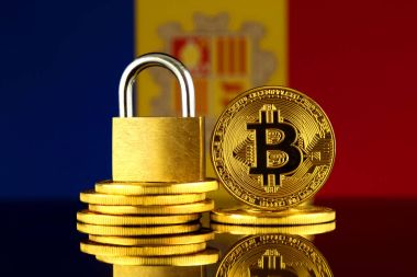 Bitcoin, altın asma kilit ve Andorra bayrağı fiziksel sürümü. Cryptocurrencies, yönetmelikler, kısıtlamaları veya güvenlik, koruma, gizlilik yasaklanması.