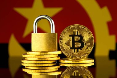 Bitcoin, altın asma kilit ve Angola bayrağı fiziksel sürümü. Cryptocurrencies, yönetmelikler, kısıtlamaları veya güvenlik, koruma, gizlilik yasaklanması.