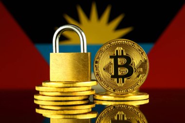 Bitcoin, altın asma kilit ve Antigua ve Barbuda bayrağı fiziksel sürümü. Cryptocurrencies, yönetmelikler, kısıtlamaları veya güvenlik, koruma, gizlilik yasaklanması.
