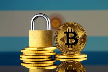 Bitcoin, altın asma kilit ve Arjantin bayrağı fiziksel sürümü. Cryptocurrencies, yönetmelikler, kısıtlamaları veya güvenlik, koruma, gizlilik yasaklanması.