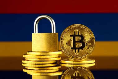 Bitcoin, altın asma kilit ve Ermenistan bayrağı fiziksel sürümü. Cryptocurrencies, yönetmelikler, kısıtlamaları veya güvenlik, koruma, gizlilik yasaklanması.