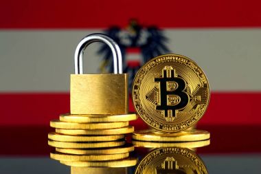 Bitcoin, altın asma kilit ve Avusturya bayrağı fiziksel sürümü. Cryptocurrencies, yönetmelikler, kısıtlamaları veya güvenlik, koruma, gizlilik yasaklanması.
