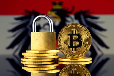 Bitcoin, altın asma kilit ve Avusturya bayrağı fiziksel sürümü. Cryptocurrencies, yönetmelikler, kısıtlamaları veya güvenlik, koruma, gizlilik yasaklanması.