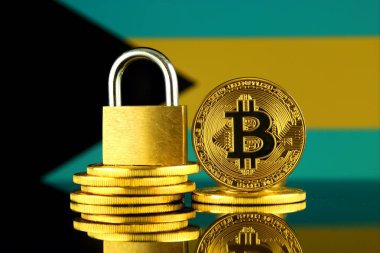Bitcoin, altın asma kilit ve Bahamalar bayrağı fiziksel sürümü. Cryptocurrencies, yönetmelikler, kısıtlamaları veya güvenlik, koruma, gizlilik yasaklanması.