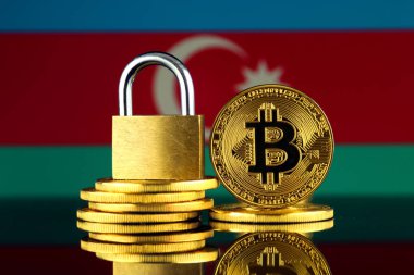 Bitcoin, altın asma kilit ve Azerbaycan bayrağı fiziksel sürümü. Cryptocurrencies, yönetmelikler, kısıtlamaları veya güvenlik, koruma, gizlilik yasaklanması.