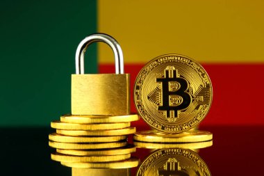 Bitcoin, altın asma kilit ve Benin bayrağı fiziksel sürümü. Cryptocurrencies, yönetmelikler, kısıtlamaları veya güvenlik, koruma, gizlilik yasaklanması.