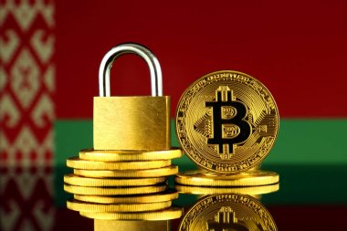 Bitcoin, altın asma kilit ve Beyaz Rusya bayrağı fiziksel sürümü. Cryptocurrencies, yönetmelikler, kısıtlamaları veya güvenlik, koruma, gizlilik yasaklanması.