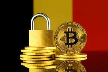 Bitcoin, altın asma kilit ve Belçika bayrağı fiziksel sürümü. Cryptocurrencies, yönetmelikler, kısıtlamaları veya güvenlik, koruma, gizlilik yasaklanması.