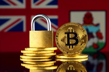 Bitcoin, altın asma kilit ve Bermuda bayrağı fiziksel sürümü. Cryptocurrencies, yönetmelikler, kısıtlamaları veya güvenlik, koruma, gizlilik yasaklanması.