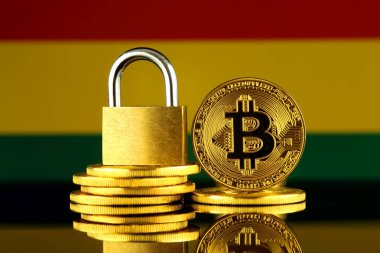 Bitcoin, altın asma kilit ve Bolivya bayrağı fiziksel sürümü. Cryptocurrencies, yönetmelikler, kısıtlamaları veya güvenlik, koruma, gizlilik yasaklanması.