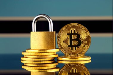 Bitcoin, altın asma kilit ve Botsvana bayrağı fiziksel sürümü. Cryptocurrencies, yönetmelikler, kısıtlamaları veya güvenlik, koruma, gizlilik yasaklanması.