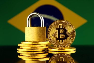 Bitcoin, altın asma kilit ve Brezilya bayrağı fiziksel sürümü. Cryptocurrencies, yönetmelikler, kısıtlamaları veya güvenlik, koruma, gizlilik yasaklanması.