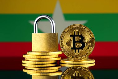 Bitcoin, altın asma kilit ve Myanmar bayrağı fiziksel sürümü. Cryptocurrencies, yönetmelikler, kısıtlamaları veya güvenlik, koruma, gizlilik yasaklanması.
