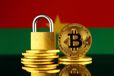 Bitcoin, altın asma kilit ve Burkina Faso bayrağı fiziksel sürümü. Cryptocurrencies, yönetmelikler, kısıtlamaları veya güvenlik, koruma, gizlilik yasaklanması.