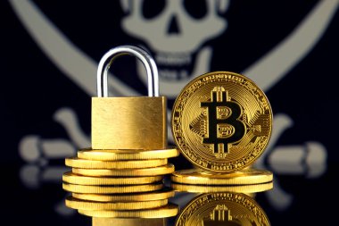 Bitcoin, altın asma kilit ve korsan bayrağı fiziksel sürümü. Cryptocurrencies, yönetmelikler, kısıtlamaları veya güvenlik, koruma, gizlilik yasaklanması.
