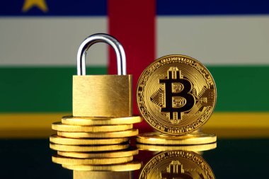 Bitcoin, altın asma kilit ve Orta Afrika Cumhuriyeti bayrağı fiziksel sürümü. Cryptocurrencies, yönetmelikler, kısıtlamaları veya güvenlik, koruma, gizlilik yasaklanması.
