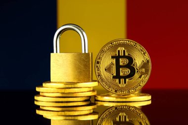 Bitcoin, altın asma kilit ve Çad bayrağı fiziksel sürümü. Cryptocurrencies, yönetmelikler, kısıtlamaları veya güvenlik, koruma, gizlilik yasaklanması.