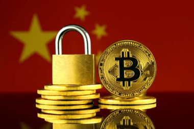 Bitcoin, altın asma kilit ve Çin bayrağı fiziksel sürümü. Cryptocurrencies, yönetmelikler, kısıtlamaları veya güvenlik, koruma, gizlilik yasaklanması.