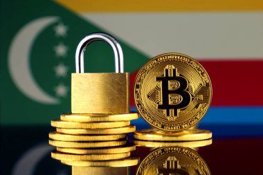 Bitcoin, altın asma kilit ve Komor bayrağı fiziksel sürümü. Cryptocurrencies, yönetmelikler, kısıtlamaları veya güvenlik, koruma, gizlilik yasaklanması.