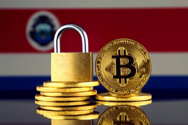 Bitcoin, altın asma kilit ve Kosta Rika bayrağı fiziksel sürümü. Cryptocurrencies, yönetmelikler, kısıtlamaları veya güvenlik, koruma, gizlilik yasaklanması.