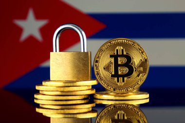 Bitcoin, altın asma kilit ve Küba bayrağı fiziksel sürümü. Cryptocurrencies, yönetmelikler, kısıtlamaları veya güvenlik, koruma, gizlilik yasaklanması.