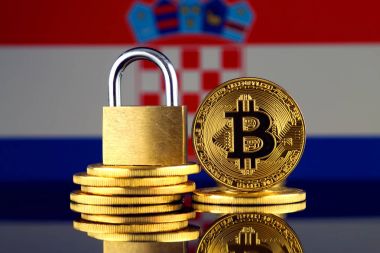 Bitcoin, altın asma kilit ve Hırvatistan bayrağı fiziksel sürümü. Cryptocurrencies, yönetmelikler, kısıtlamaları veya güvenlik, koruma, gizlilik yasaklanması.