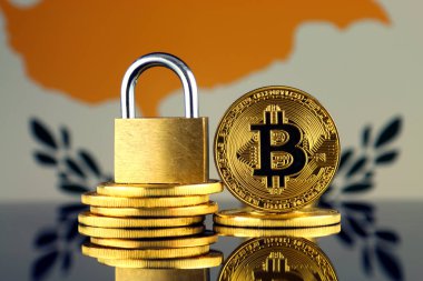 Bitcoin, altın asma kilit ve Kıbrıs bayrağı fiziksel sürümü. Cryptocurrencies, yönetmelikler, kısıtlamaları veya güvenlik, koruma, gizlilik yasaklanması.