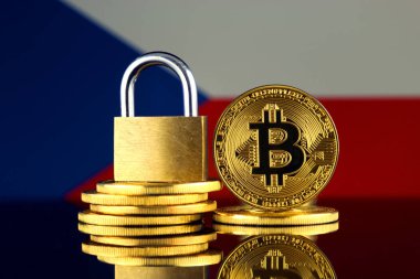Bitcoin, altın asma kilit ve Çek Cumhuriyeti bayrağı fiziksel sürümü. Cryptocurrencies, yönetmelikler, kısıtlamaları veya güvenlik, koruma, gizlilik yasaklanması.