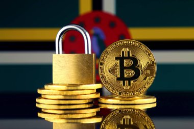 Bitcoin, altın asma kilit ve Dominika bayrağı fiziksel sürümü. Cryptocurrencies, yönetmelikler, kısıtlamaları veya güvenlik, koruma, gizlilik yasaklanması.