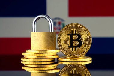 Bitcoin, altın asma kilit ve Dominik Cumhuriyeti bayrağı fiziksel sürümü. Cryptocurrencies, yönetmelikler, kısıtlamaları veya güvenlik, koruma, gizlilik yasaklanması.