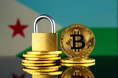 Bitcoin, altın asma kilit ve Cibuti bayrağı fiziksel sürümü. Cryptocurrencies, yönetmelikler, kısıtlamaları veya güvenlik, koruma, gizlilik yasaklanması.