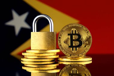 Bitcoin, altın asma kilit ve Doğu Timor bayrağı fiziksel sürümü. Cryptocurrencies, yönetmelikler, kısıtlamaları veya güvenlik, koruma, gizlilik yasaklanması.