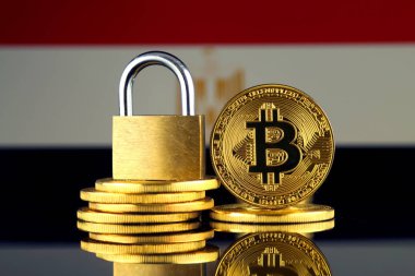 Bitcoin, altın asma kilit ve Mısır bayrağı fiziksel sürümü. Cryptocurrencies, yönetmelikler, kısıtlamaları veya güvenlik, koruma, gizlilik yasaklanması.