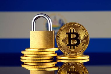 Bitcoin, altın asma kilit ve El Salvador bayrağı fiziksel sürümü. Cryptocurrencies, yönetmelikler, kısıtlamaları veya güvenlik, koruma, gizlilik yasaklanması.