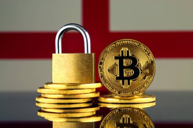 Bitcoin, altın asma kilit ve İngiltere bayrağı fiziksel sürümü. Cryptocurrencies, yönetmelikler, kısıtlamaları veya güvenlik, koruma, gizlilik yasaklanması.