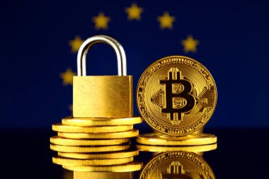 Bitcoin, altın asma kilit ve Avrupa Birliği bayrağı fiziksel sürümü. Cryptocurrencies, yönetmelikler, kısıtlamaları veya güvenlik, koruma, gizlilik yasaklanması.