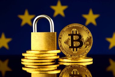 Bitcoin, altın asma kilit ve Avrupa Birliği bayrağı fiziksel sürümü. Cryptocurrencies, yönetmelikler, kısıtlamaları veya güvenlik, koruma, gizlilik yasaklanması.
