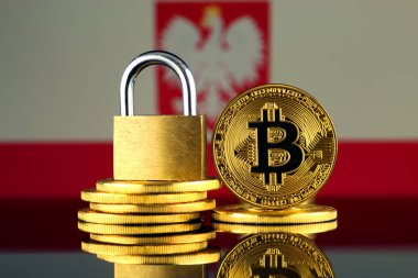 Bitcoin, altın asma kilit ve Polonya bayrağı fiziksel sürümü. Cryptocurrencies, yönetmelikler, kısıtlamaları veya güvenlik, koruma, gizlilik yasaklanması.