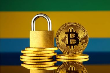 Bitcoin, altın asma kilit ve Gabon bayrağı fiziksel sürümü. Cryptocurrencies, yönetmelikler, kısıtlamaları veya güvenlik, koruma, gizlilik yasaklanması.