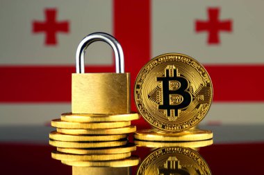Bitcoin, altın asma kilit ve Georgia bayrağı fiziksel sürümü. Cryptocurrencies, yönetmelikler, kısıtlamaları veya güvenlik, koruma, gizlilik yasaklanması.