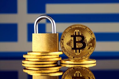 Bitcoin, altın asma kilit ve Yunanistan bayrağı fiziksel sürümü. Cryptocurrencies, yönetmelikler, kısıtlamaları veya güvenlik, koruma, gizlilik yasaklanması.